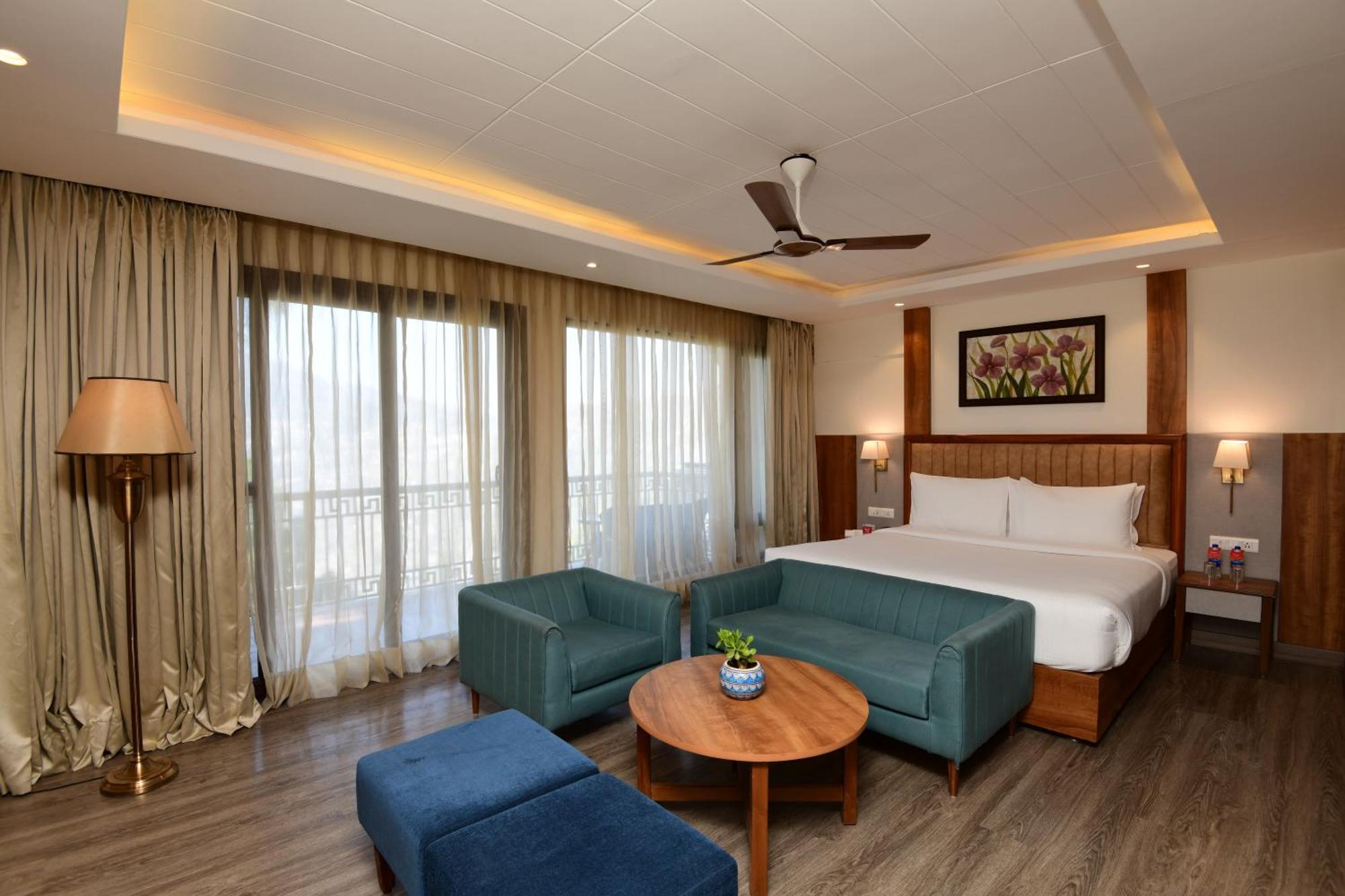 Hotel Ramada By Wyndham Kasauli Exteriér fotografie